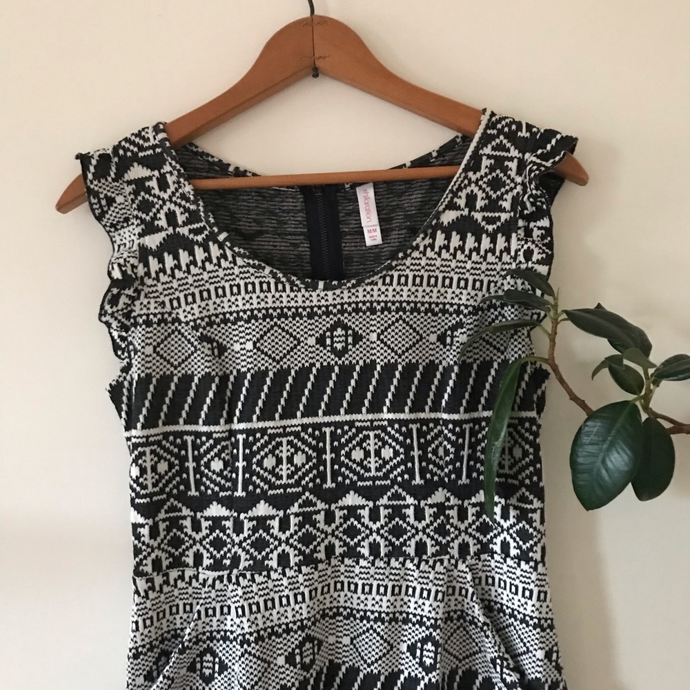 ▪️Aztec Black & White Print Formal Dress - Picture 3 of 8